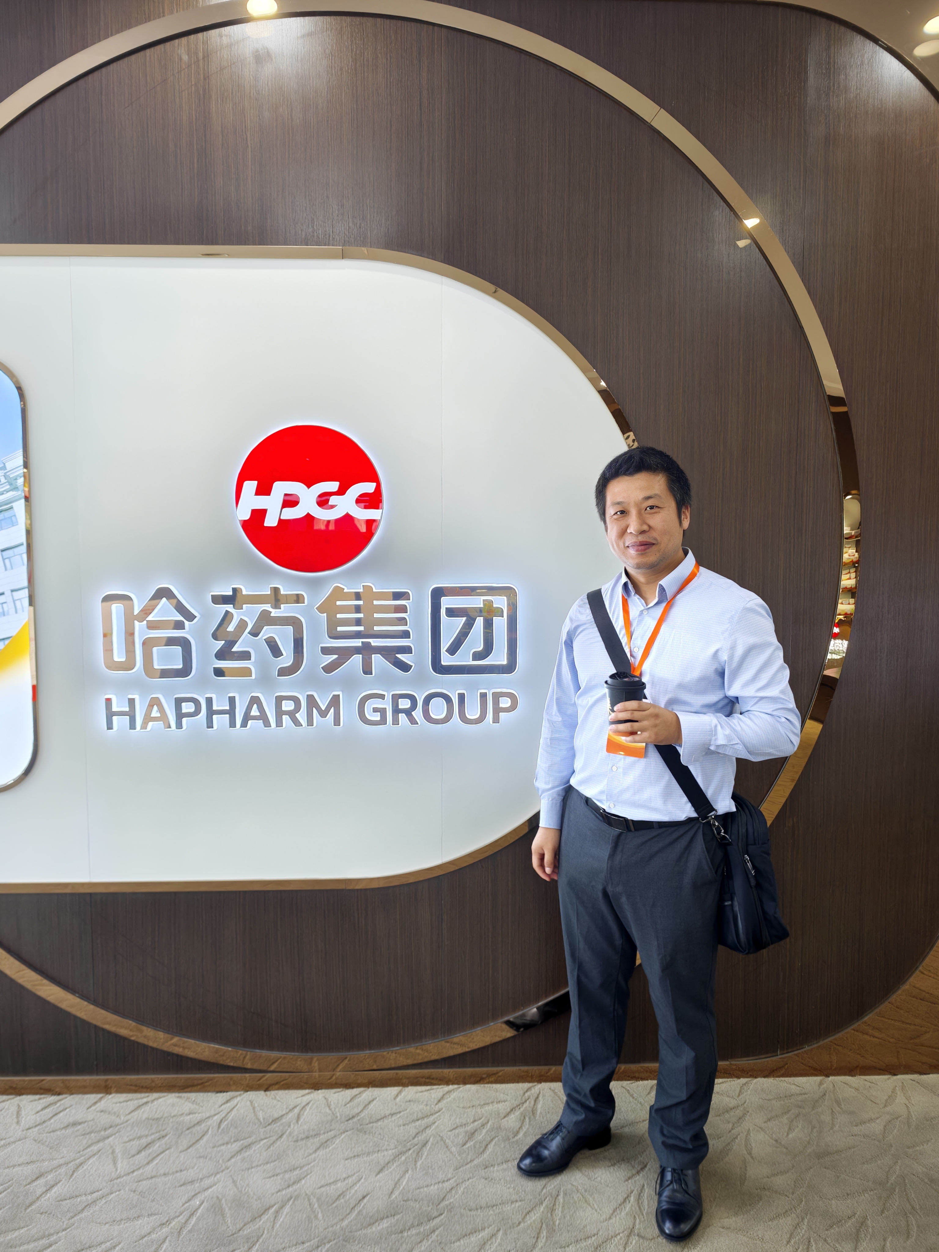Mengyang Liu visiting Harbin Pharmaceutical Group during his Heilongjiang visit